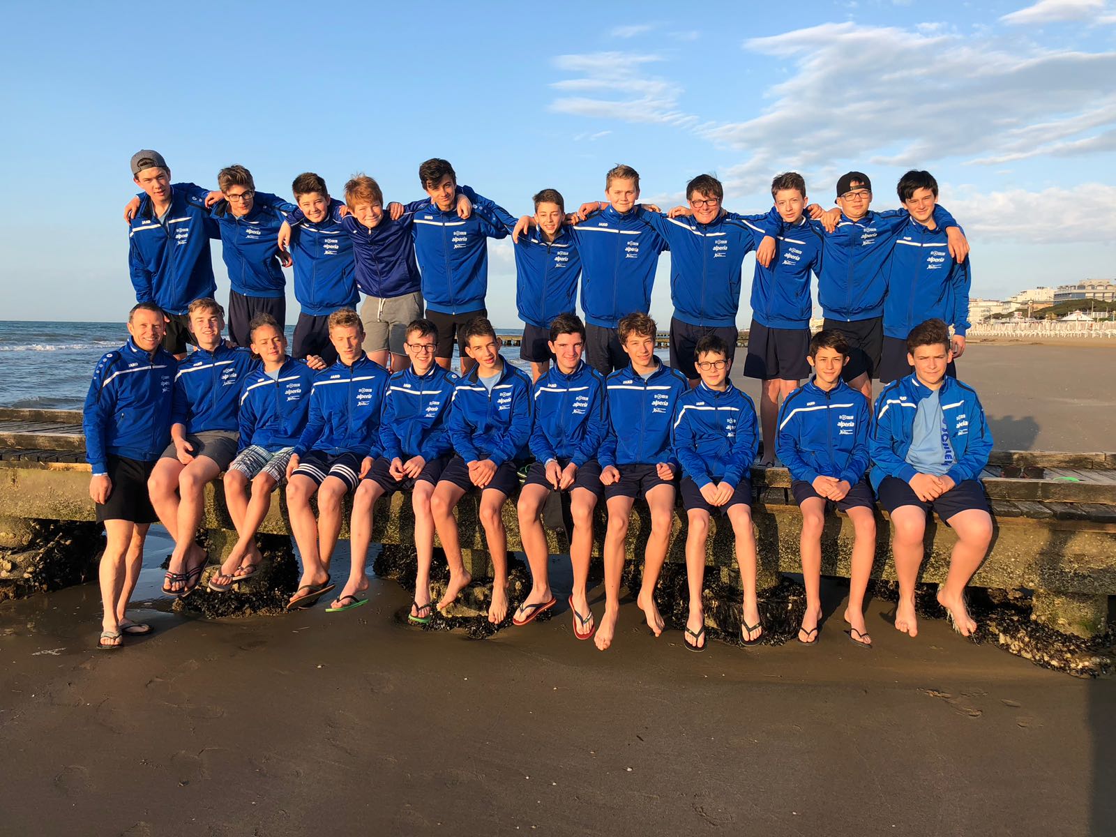 Das tolle U-13 Team beim morgendlichen Strandspaziergang.